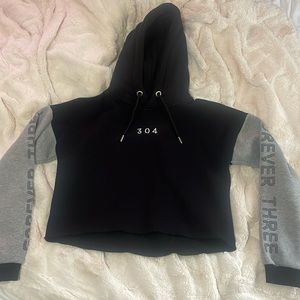 304 cropped hoodie in excellent condition size xs